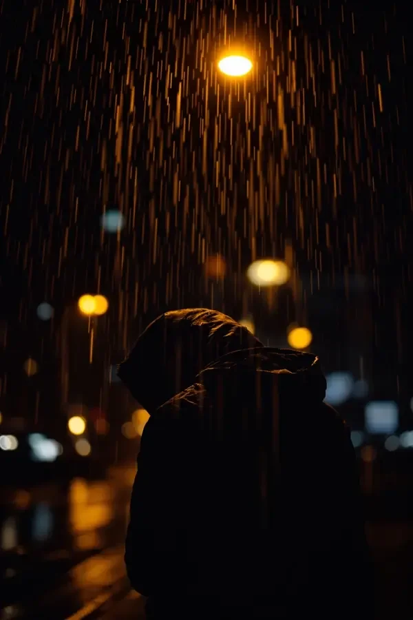 神瞳觉醒剧集海报，都市夜景中男主角眼中泛起暗金光芒
